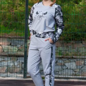 img src="дамски.jpg" alt="дамски спортен екип ангел">